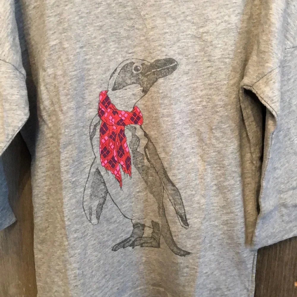 Old Navy Girls Graphic Penguin Dolman Top in Gray Size 8